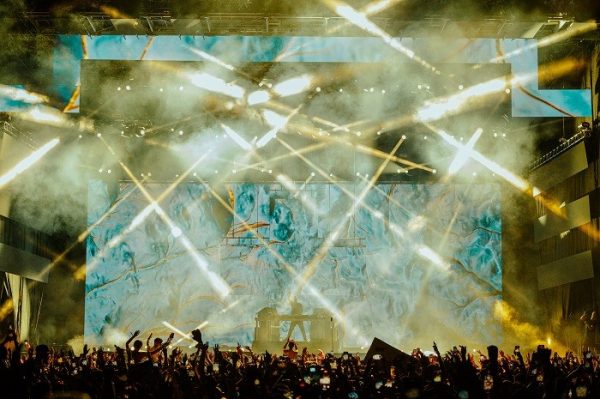 Σκηνή του Primer Music Festival 2024 με εντυπωσιακά φώτα και πλήθος κόσμου.