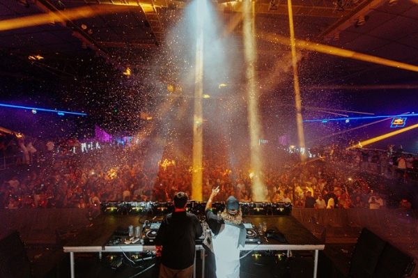 Δύο DJs στη σκηνή του Primer Music Festival 2024 με κομφετί και φώτα.