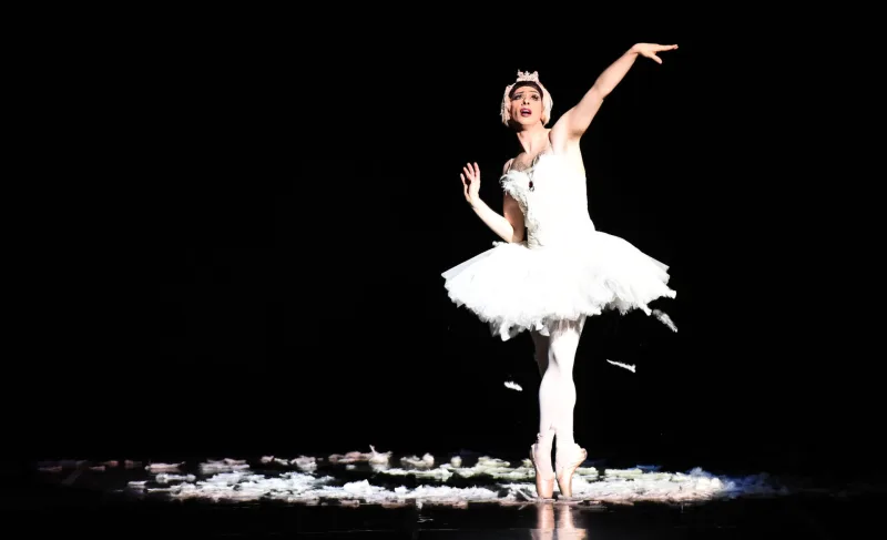 Χορευτής των Les Ballets Trockadero de Monte Carlo στη σκηνή.