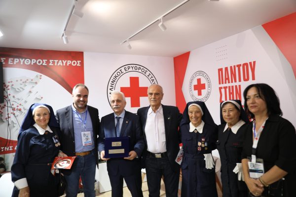 Εκπρόσωποι του Ελληνικού Ερυθρού Σταυρού σε περίπτερο της 88ης ΔΕΘ.