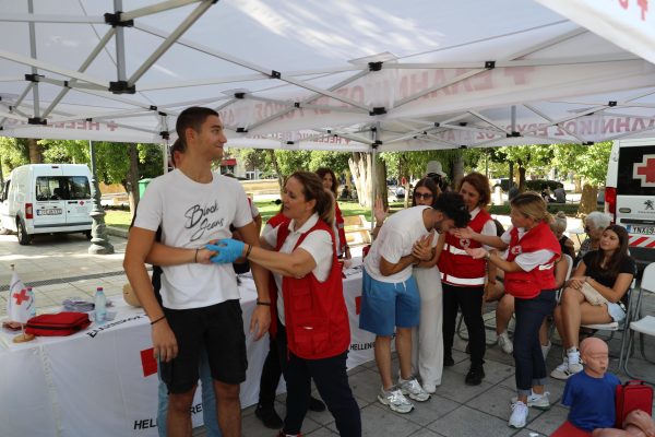 Εθελοντές του Ελληνικού Ερυθρού Σταυρού επιδεικνύουν πρώτες βοήθειες στην Πλατεία Συντάγματος.