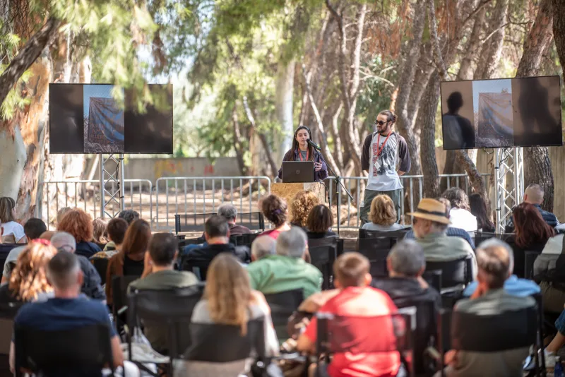 Ομιλία στο Ecoculture Festival στην Ελευσίνα με κοινό σε εξωτερικό χώρο.