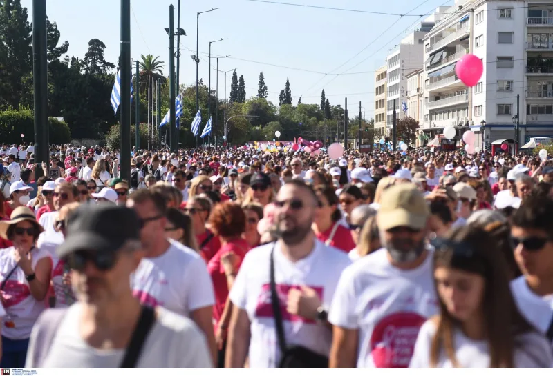 Πλήθος κόσμου συμμετέχει στο Greece Race for the Cure σε κεντρικό δρόμο της Αθήνας.