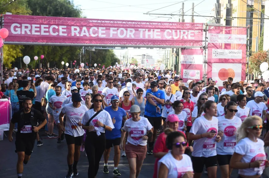 Πλήθος κόσμου συμμετέχει στο Greece Race for the Cure κάτω από τη ροζ αψίδα.
