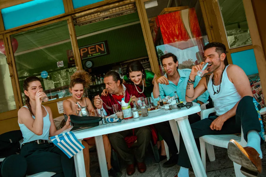 Ηθοποιοί της παράστασης «Κανόνια και τρομπέτες» σε τραπέζι.