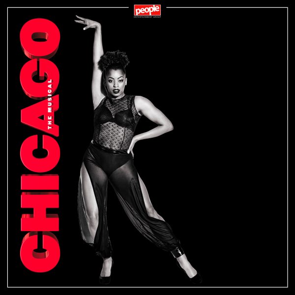 Αφίσα για το μιούζικαλ Chicago με γυναίκα χορεύτρια σε μαύρο φόντο.