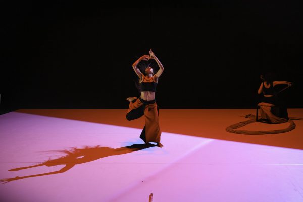 Η Maya Jilan Dong σε παράσταση χορού στο Αμφιθέατρο Παλαιού Ελαιουργείου.