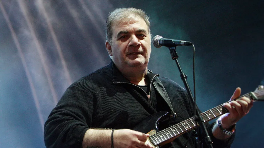 Ο Δημήτρης Σταρόβας στη σκηνή με ηλεκτρική κιθάρα και μικρόφωνο.