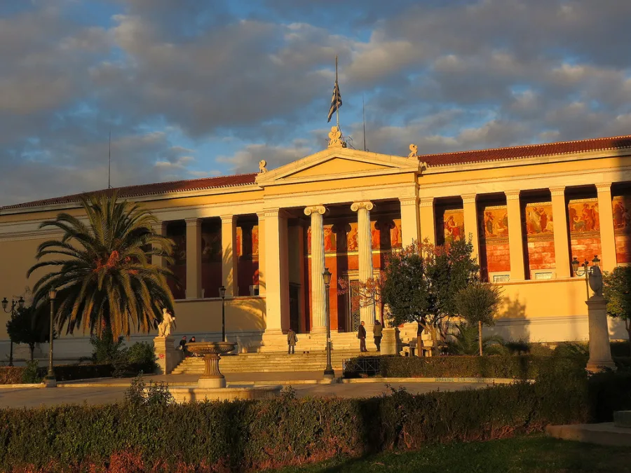 Το κεντρικό κτήριο του Εθνικού και Καποδιστριακού Πανεπιστημίου Αθηνών στο ηλιοβασίλεμα.
