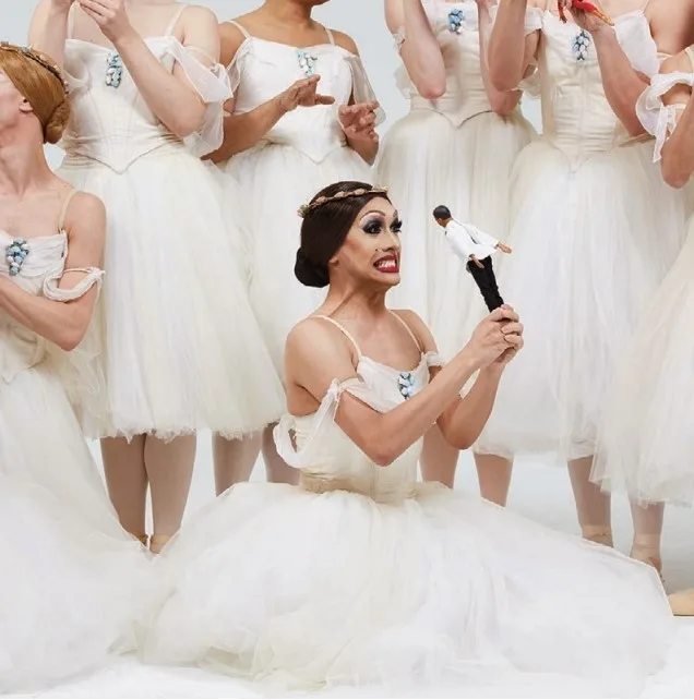 Μέλη των Les Ballets Trockadero de Monte Carlo (Trocks) με λευκές στολές μπαλέτου.