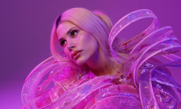 Mikay: Η ανερχόμενη Ελληνίδα pop star της Gen Z
