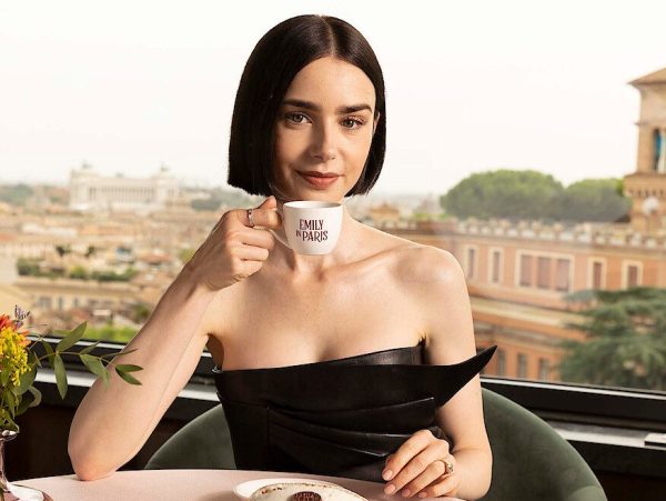 Ο Κυριάκος Μητσοτάκης βλέπει Emily in Paris και το αποκάλυψε σε video η Lily Collins