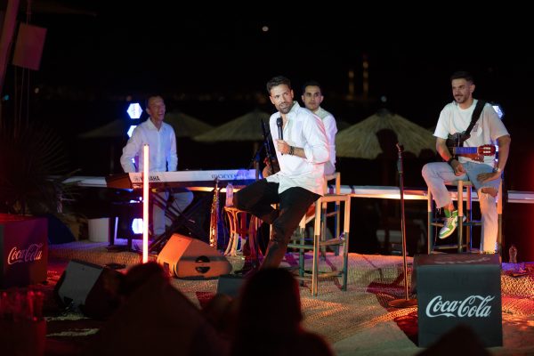 Ο Κωνσταντίνος Αργυρός τραγουδάει σε exclusive event της Coca-Cola.