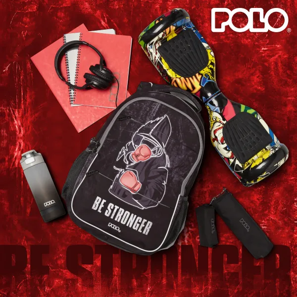Σχολική τσάντα Polo, παγούρι, ακουστικά και hoverboard σε κόκκινο φόντο.