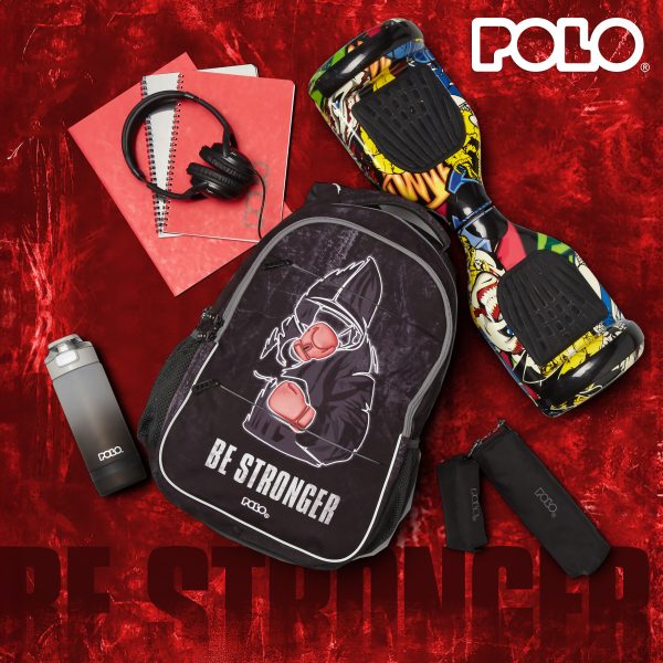 Σχολική τσάντα Polo, παγούρι, ακουστικά και hoverboard σε κόκκινο φόντο.