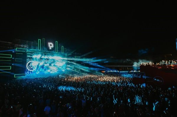 Πανοραμική άποψη του Primer Music Festival 2024 με πλήθος κόσμου και εντυπωσιακά φώτα.