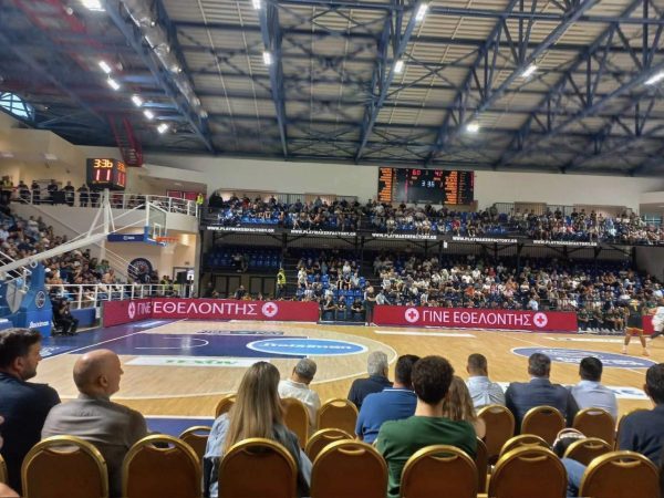 Γήπεδο μπάσκετ με διαφημιστικές πινακίδες του Ελληνικού Ερυθρού Σταυρού.