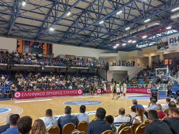 Αγώνας μπάσκετ Super Cup στη Ρόδο με διαφημιστική πινακίδα του Ελληνικού Ερυθρού Σταυρού.