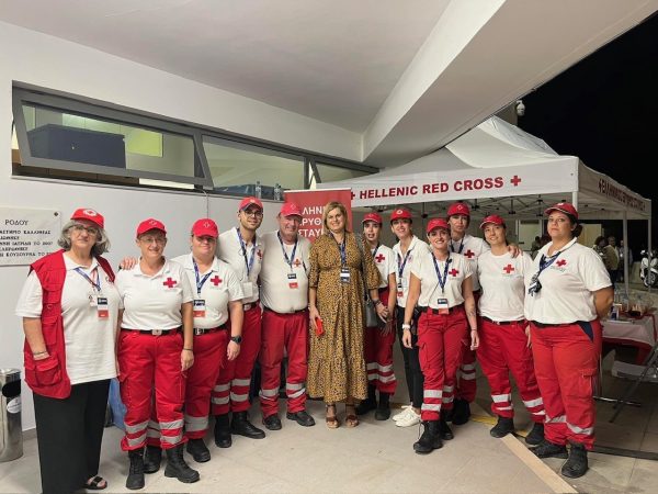 Εθελοντές του Ελληνικού Ερυθρού Σταυρού σε εξωτερικό χώρο στη Ρόδο.