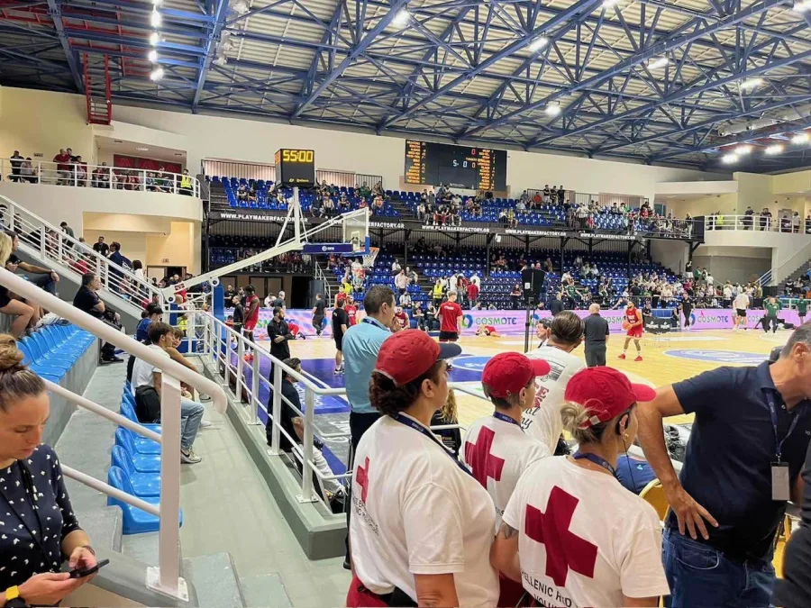 Εθελοντές του Ελληνικού Ερυθρού Σταυρού σε γήπεδο μπάσκετ κατά τη διάρκεια του Super Cup στη Ρόδο.
