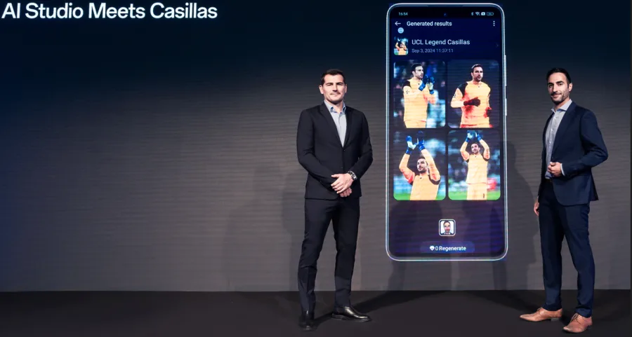 Ο Iker Casillas δίπλα σε στέλεχος της OPPO μπροστά από μια μεγάλη οθόνη smartphone.