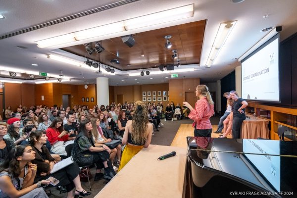 Στιγμιότυπο από το workshop Intimacy Coordination στις Νύχτες Πρεμιέρας με πλήθος κόσμου σε αμφιθέατρο.