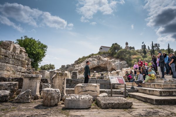 Περφόρμανς στον αρχαιολογικό χώρο της Ελευσίνας με πλήθος κόσμου.