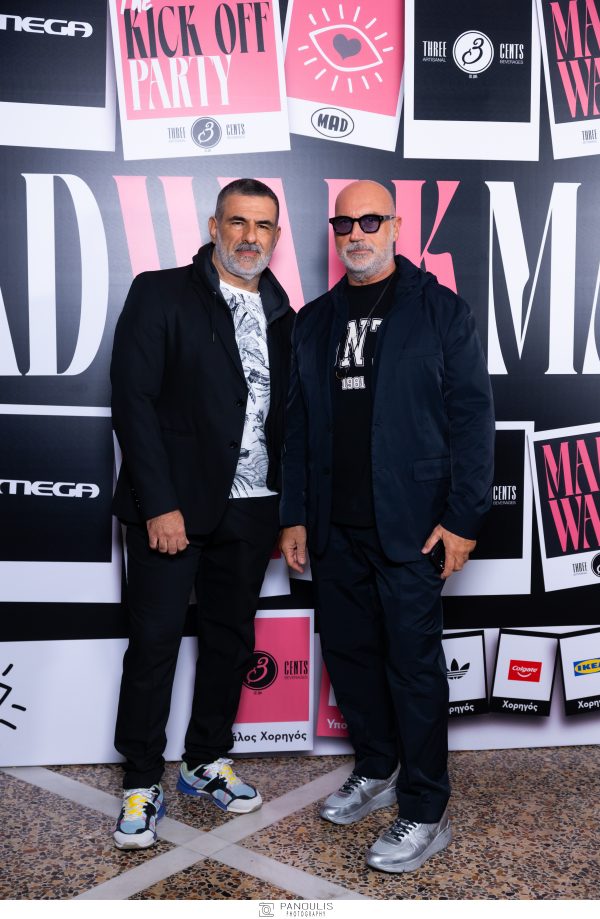 Δύο άνδρες ποζάρουν στο The Kick-Off Party του MadWalk 2024.