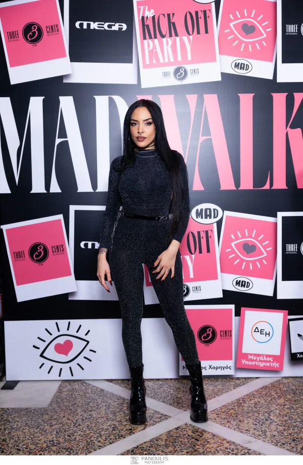 Καλλιτέχνης με μαύρη ολόσωμη φόρμα στο MadWalk 2024 Kick-Off Party.