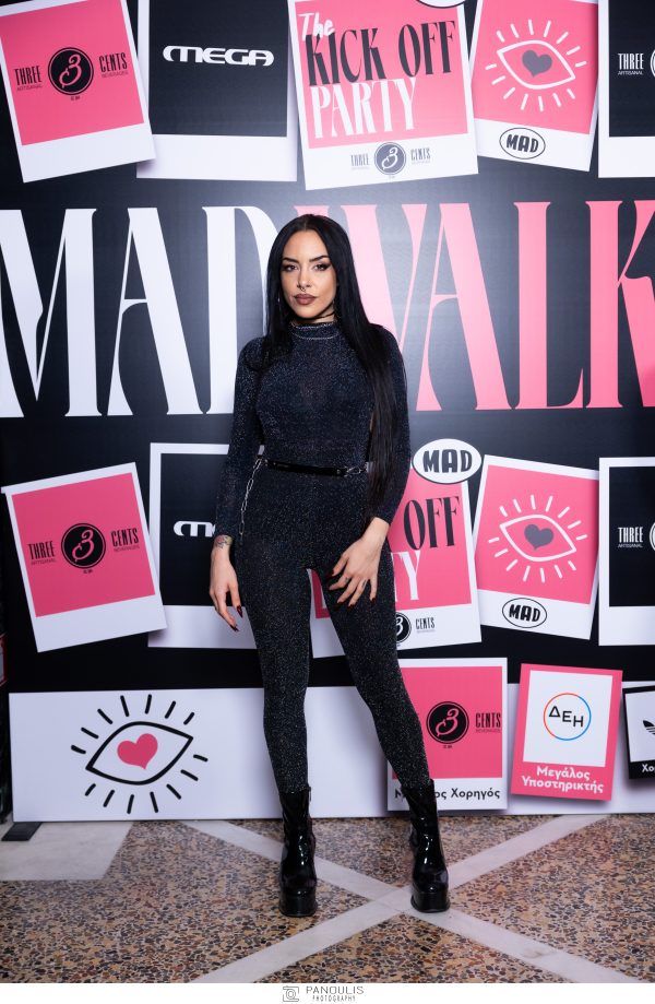 Καλλιτέχνης με μαύρη ολόσωμη φόρμα στο MadWalk 2024 Kick-Off Party.