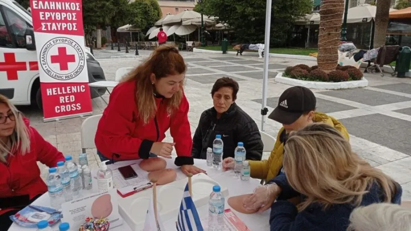 Εθελόντριες του Ελληνικού Ερυθρού Σταυρού σε εκδήλωση για τον καρκίνο του μαστού.