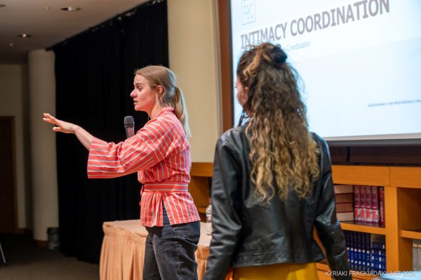 Γυναίκα μιλάει σε workshop για το Intimacy Coordination στις Νύχτες Πρεμιέρας.