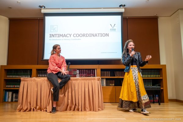 Δύο γυναίκες σε workshop για το Intimacy Coordination στις Νύχτες Πρεμιέρας.