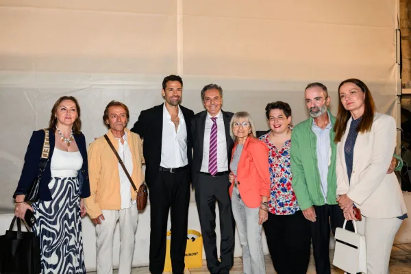 Ο Κωνσταντίνος Αργυρός με τον Clemente Pinedo και μέλη του προγράμματος φιλοξενίας του σωματείου Aurora στο Ηρώδειο.
