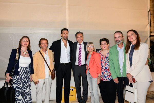 Ο Κωνσταντίνος Αργυρός με τον Clemente Pinedo και μέλη του προγράμματος φιλοξενίας του σωματείου Aurora στο Ηρώδειο.