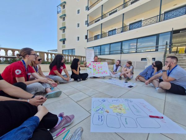Ομάδα νέων σε υπαίθριο εργαστήριο του συνεδρίου Ατλάντις.