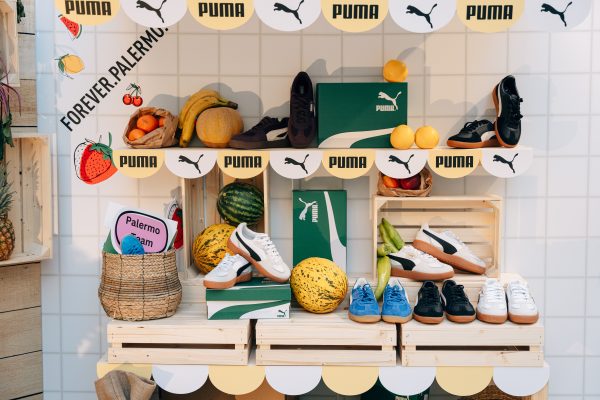 Sneakers Puma Palermo σε διακοσμημένο πάγκο με φρούτα και ξύλινα καφάσια.