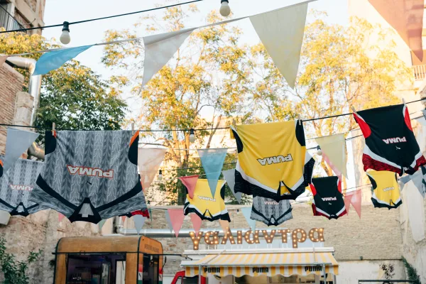 Φανέλες Puma κρεμασμένες σε σχοινί στην αυλή της Γαλιάντρας.