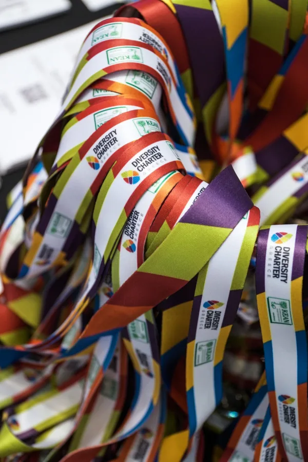 Πολύχρωμα lanyards με το λογότυπο του Diversity Charter Greece και του ΚΕΑΝ.