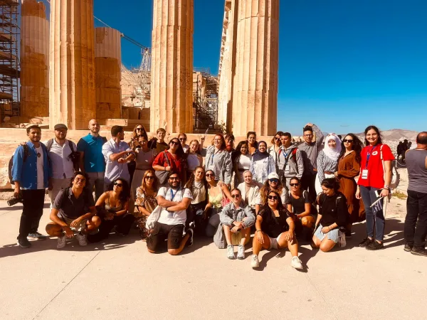 Ομαδική φωτογραφία νέων μπροστά από τον Παρθενώνα στην Ακρόπολη.