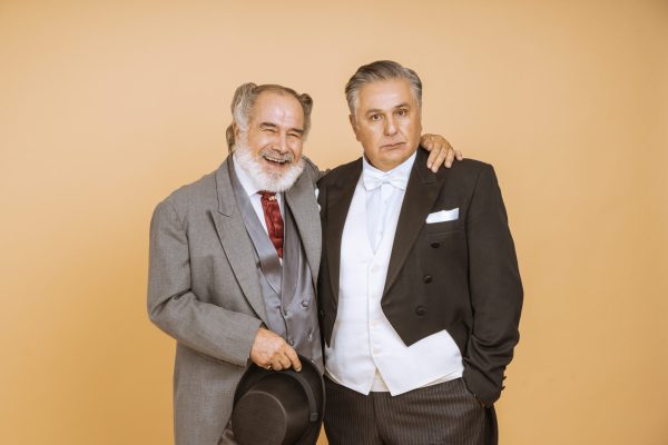 Δύο άνδρες ηθοποιοί με κοστούμια εποχής για την παράσταση Ωραία μου κυρία.
