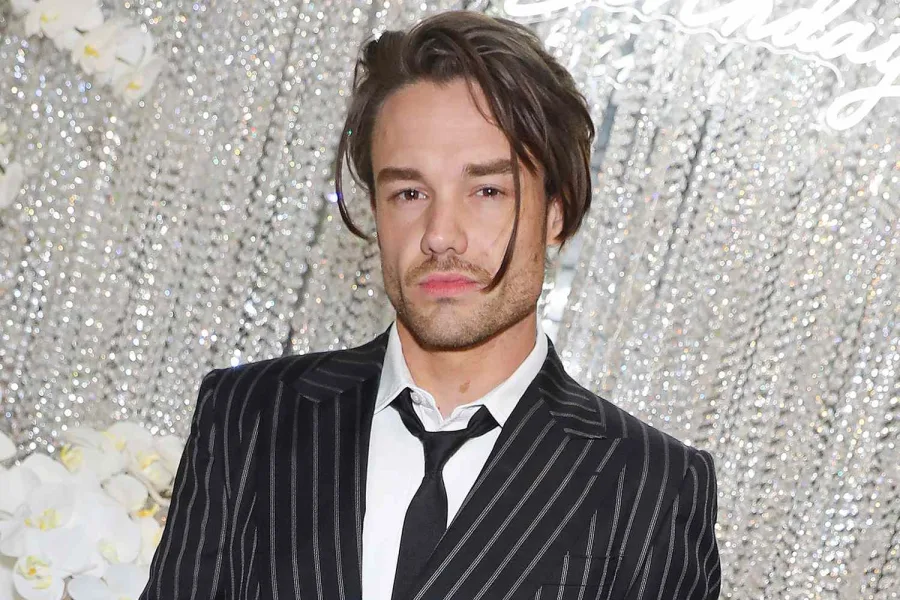 Ο Liam Payne με ριγέ κοστούμι και μαύρη γραβάτα.