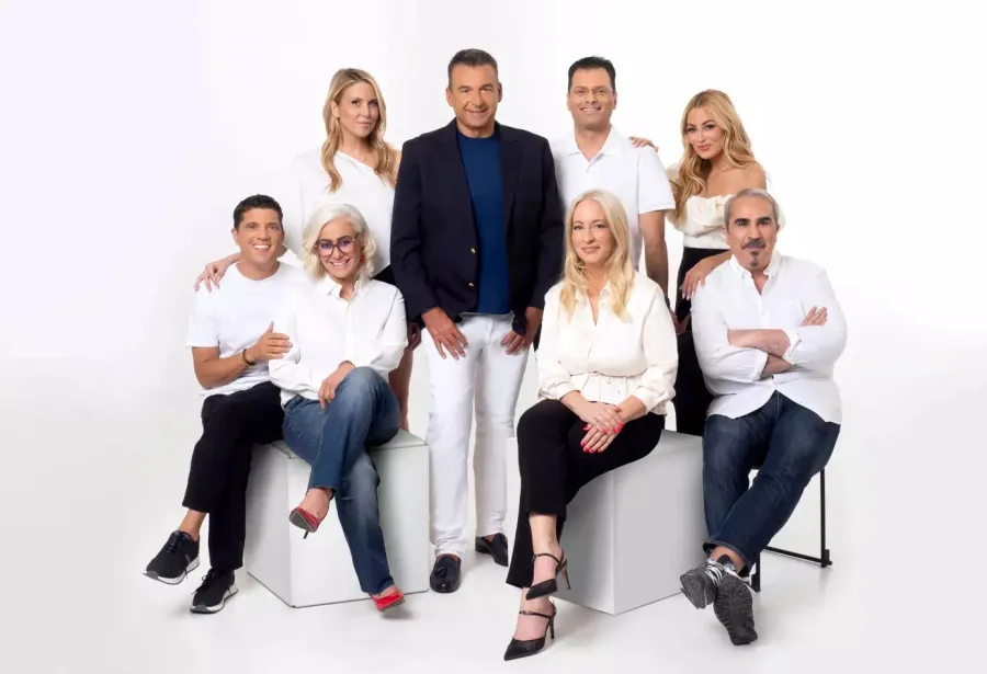 Η Αφροδίτη Γραμμέλη με τον Γιώργο Λιάγκα και την ομάδα της εκπομπής τους σε ομαδική φωτογράφιση.