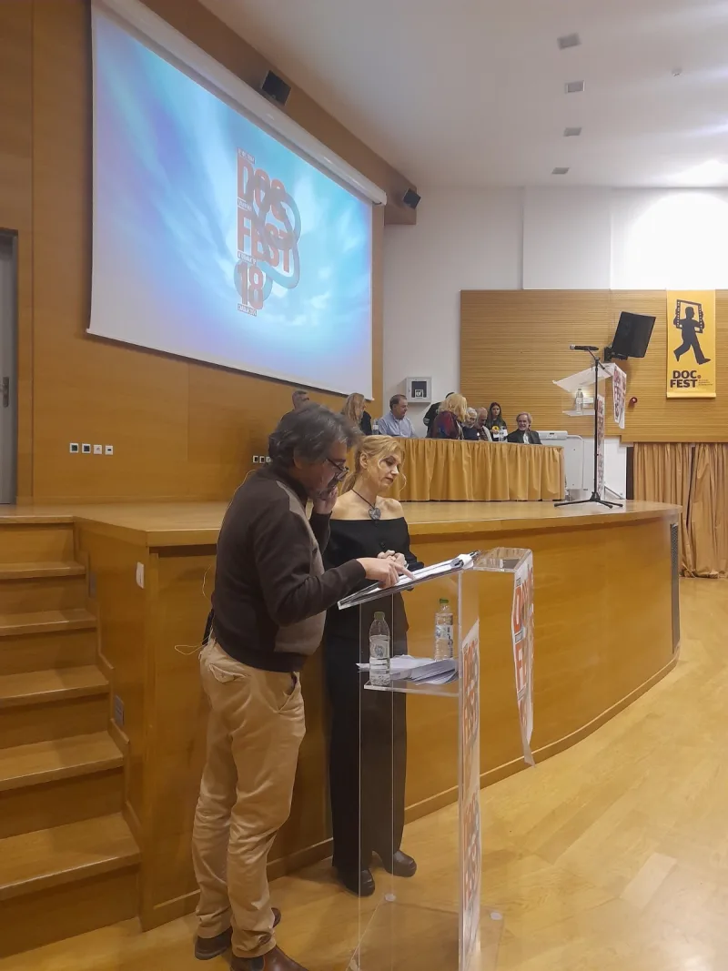 Άνδρας και γυναίκα σε πόντιουμ κατά τη διάρκεια του 18ου Φεστιβάλ Ελληνικού Ντοκιμαντέρ – docfest.