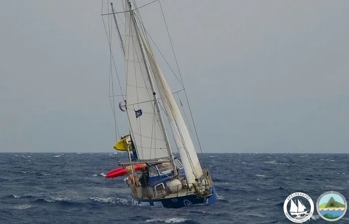 Ιστιοφόρο σκάφος του Ινστιτούτου Αρχιπέλαγος σε θαλασσοταραχή.