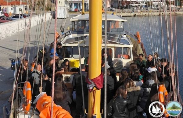 Πλήθος κόσμου πάνω σε ερευνητικό σκάφος στο λιμάνι της Λήμνου.