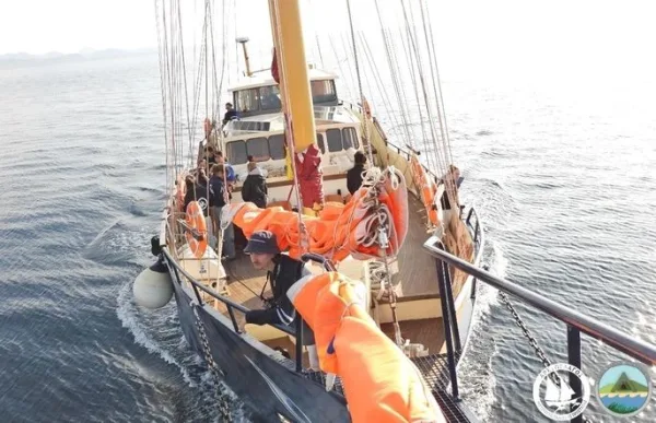 Ερευνητικό σκάφος του Ινστιτούτου Αρχιπέλαγος με πλήρωμα στο κατάστρωμα.