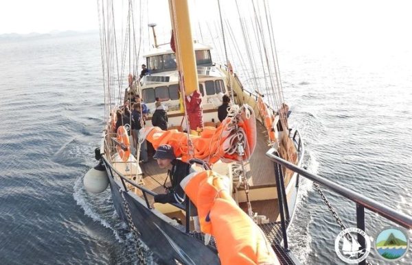 Ερευνητικό σκάφος του Ινστιτούτου Αρχιπέλαγος με πλήρωμα στο κατάστρωμα.