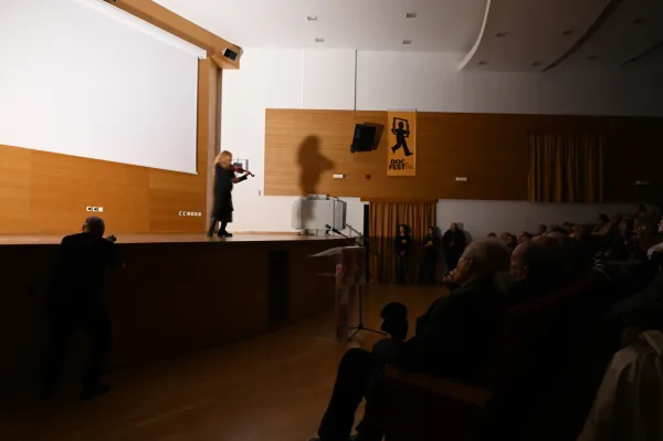 Μουσικός παίζει βιολί στη σκηνή κατά την έναρξη του 18ου Φεστιβάλ Ελληνικού Ντοκιμαντέρ.