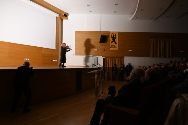 Μουσικός παίζει βιολί στη σκηνή κατά την έναρξη του 18ου Φεστιβάλ Ελληνικού Ντοκιμαντέρ.